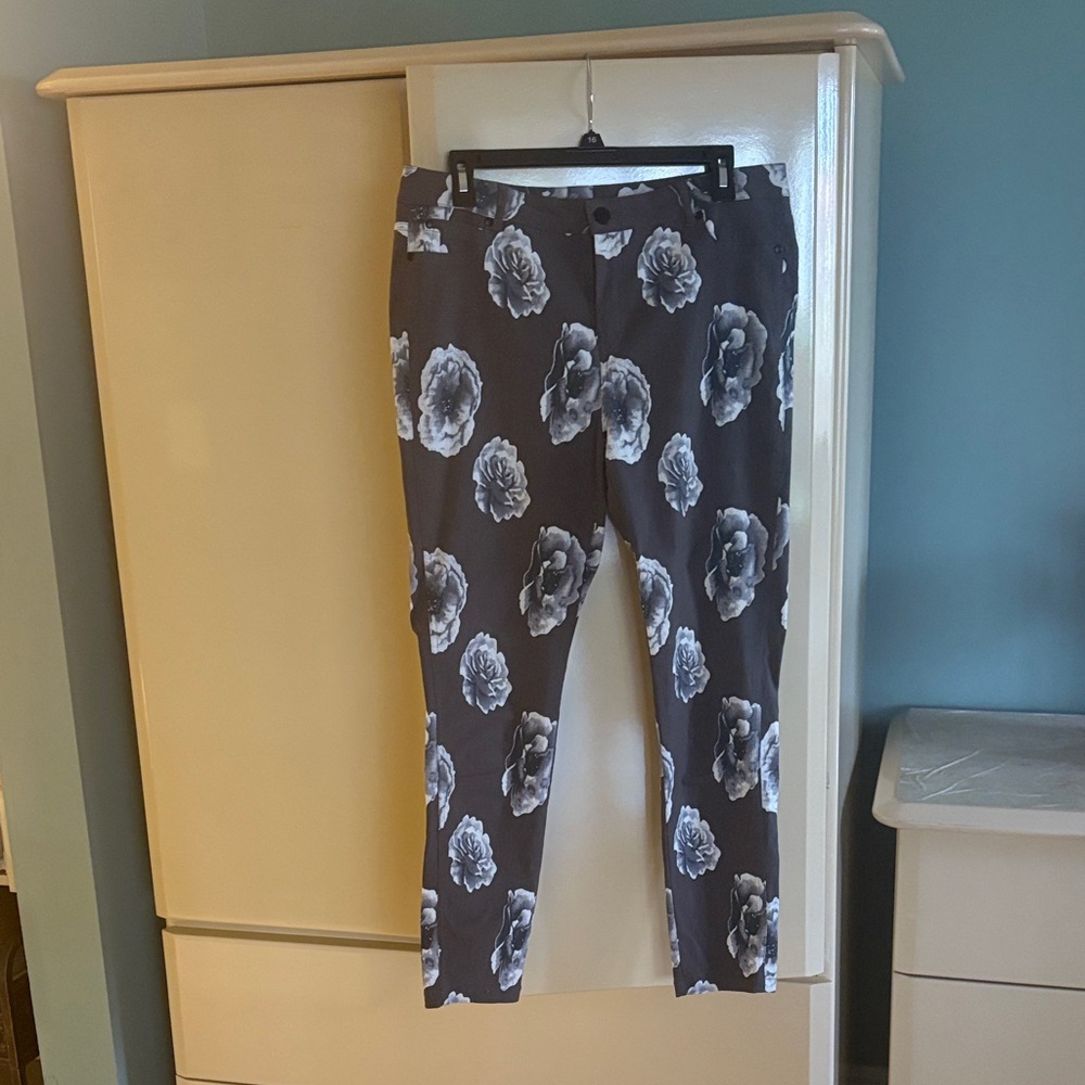 Floral Print Pants in Gray and White